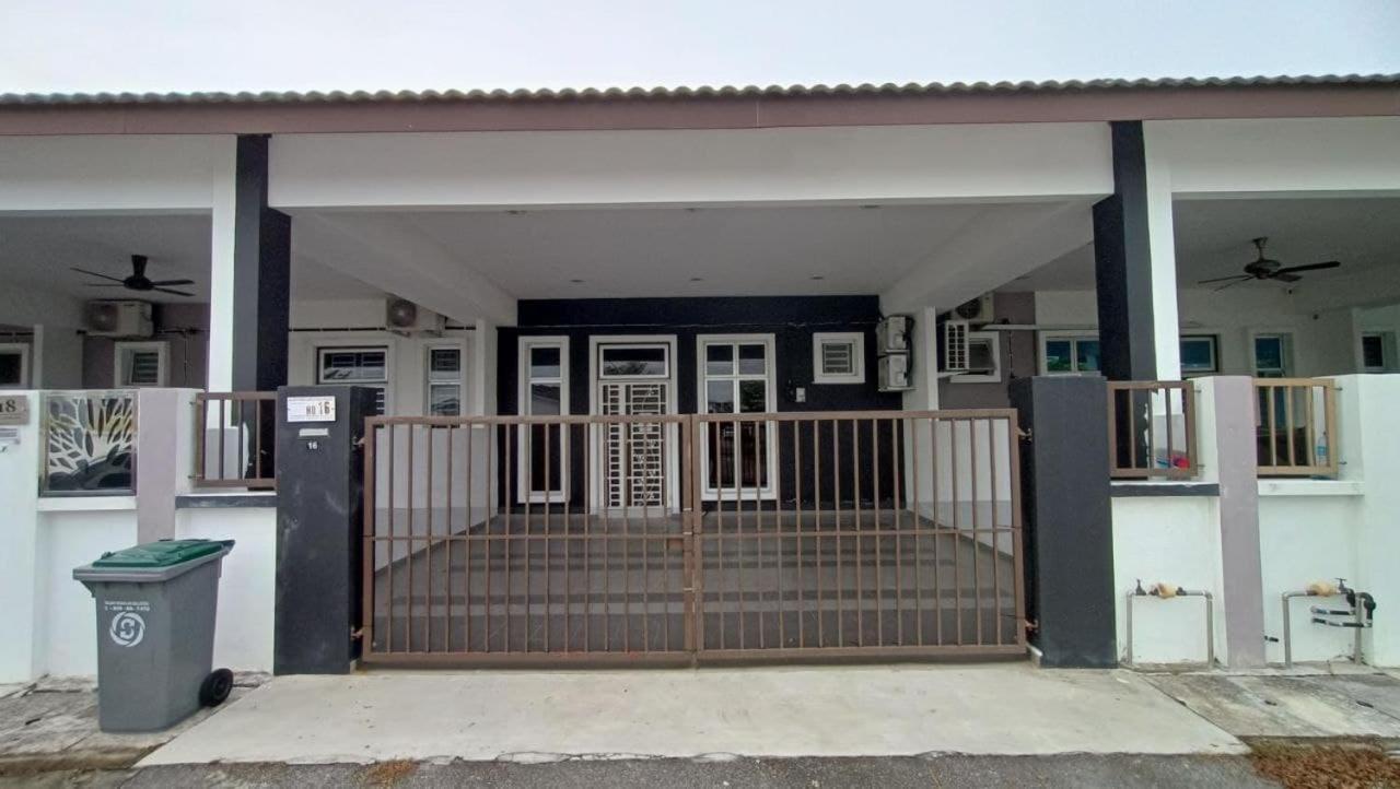 Homestay Batu Pahat, Bushra エクステリア 写真
